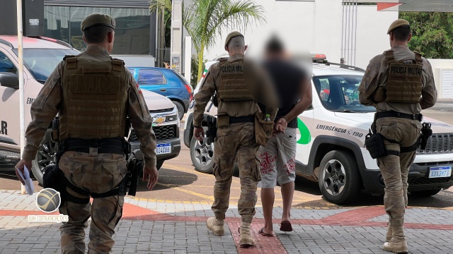Homem com mandado de prisão é preso no Fórum