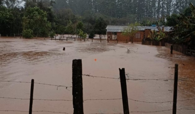 Chuva provoca alagamentos e suspensão de aulas em cidades do norte e do noroeste do RS