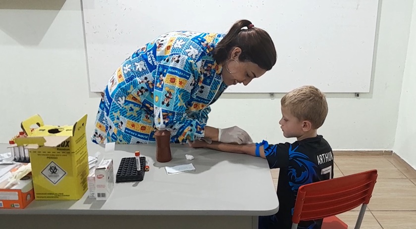 De forma voluntária, o Laboratório Santo Antonio colhe amostras de sangue de crianças em Barracão