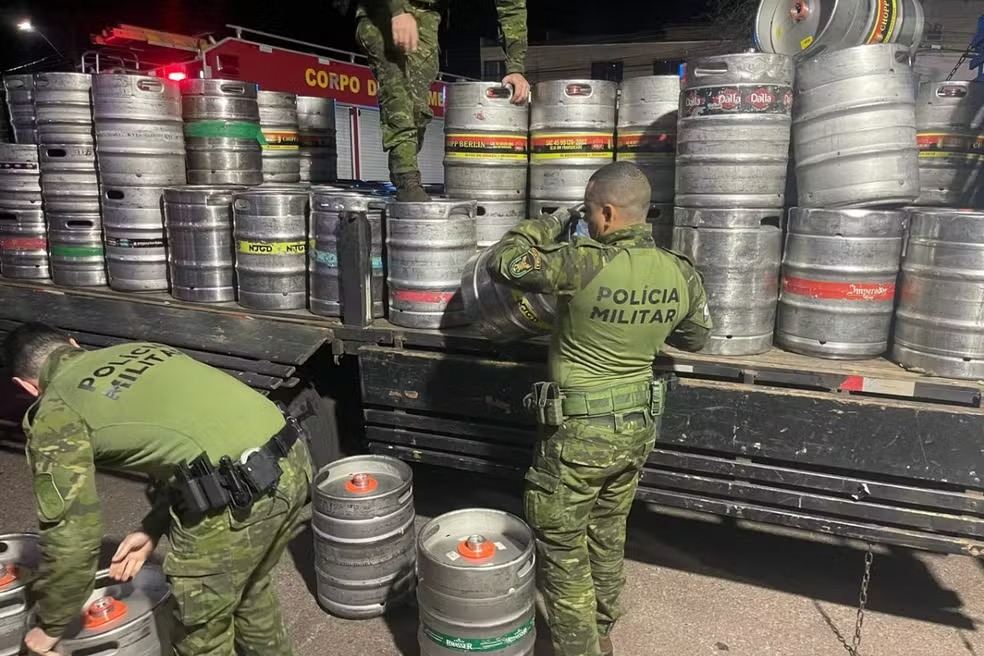 Carga milionária de celulares é encontrada dentro de barris de chope no PR
