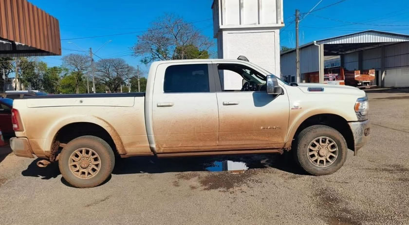 Polícia Militar recupera veículo furtado e apreende arma
