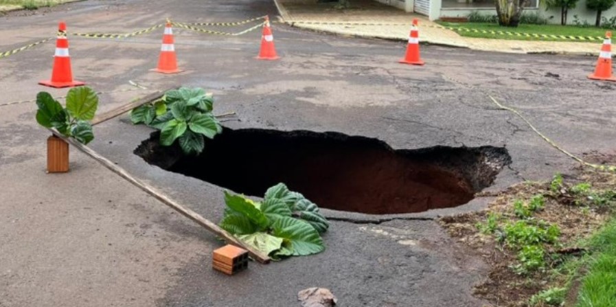 Asfalto cede e cratera se forma em cruzamento