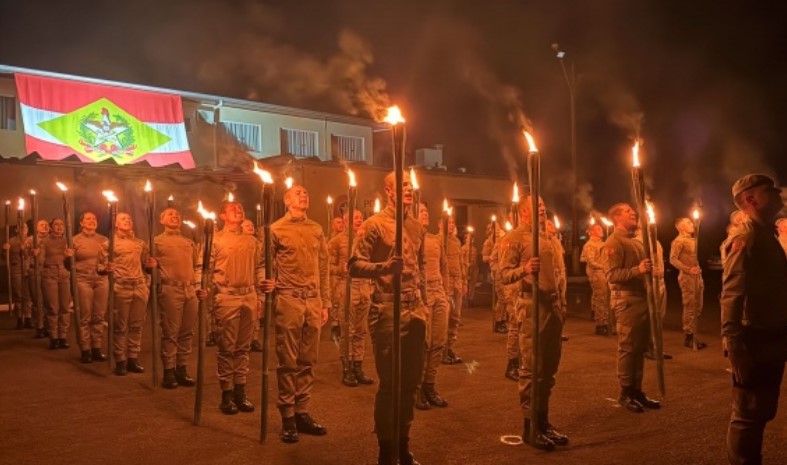 Formatura do Fogo marca entrega da farda a 46 futuros policiais militares temporários