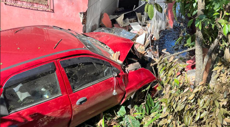 Homem morre após carro colidir contra residência em rodovia estadual; idoso também é atingido