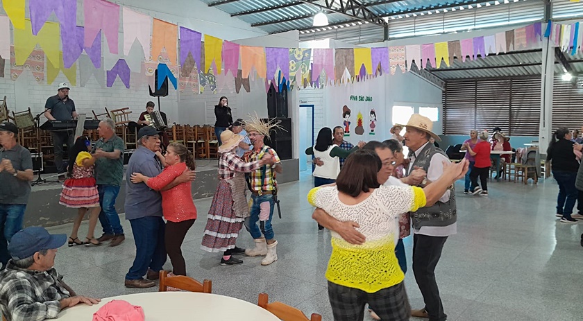 Dezenas de idosos participam de festa junina no centro comunitário