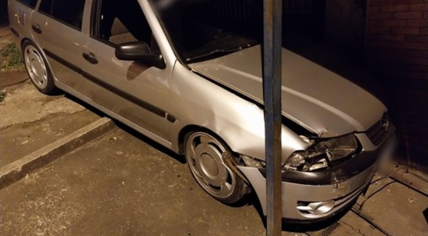Motorista se fere após perder controle e bater em poste
