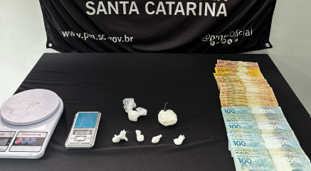 Polícia prende dois homens e apreende adolescentes durante operação contra tráfico