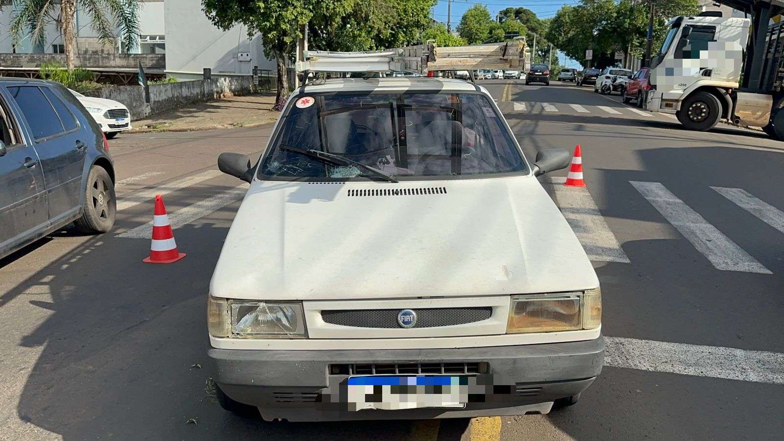 Mulher é atropelada na faixa de pedestres no bairro Cango