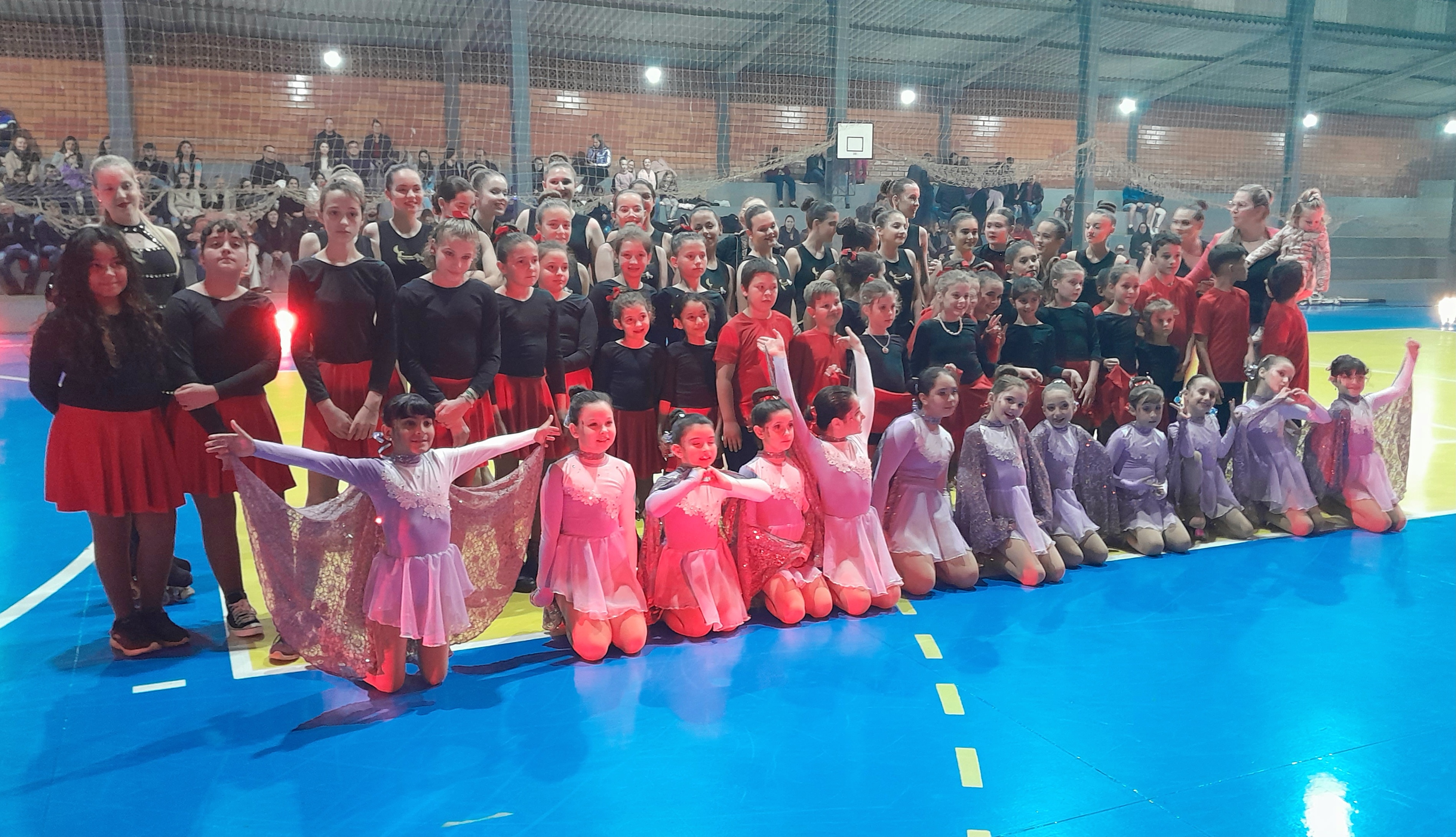 Show de patinação é realizado pela academia Bio Mais