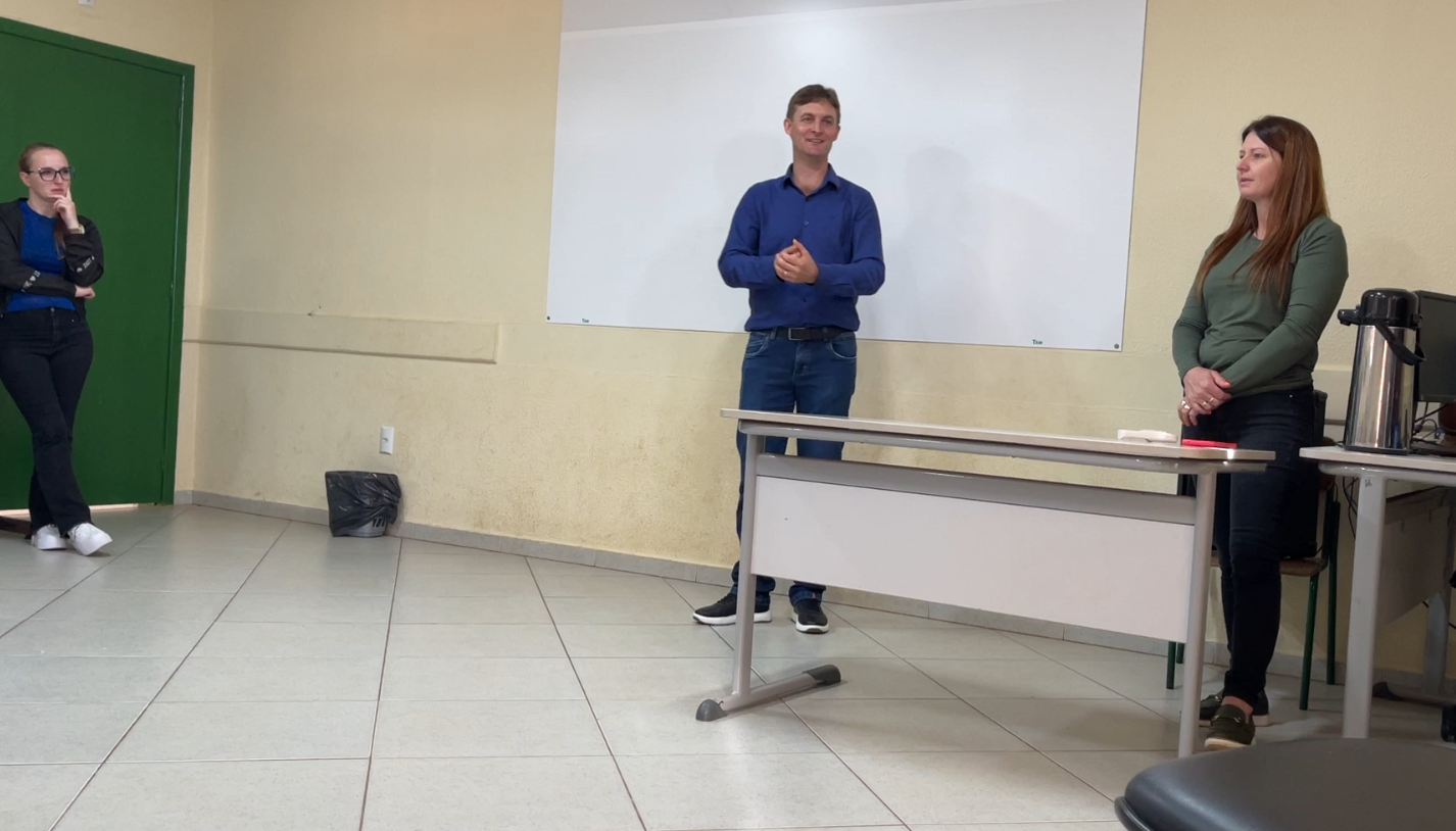 Presidente da Câmara de vereadores visita escola para celebrar o Dia Nacional da Educação Legislativa