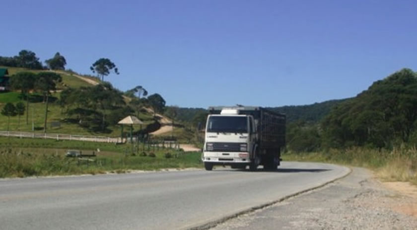 Nova lei garante parada de descanso para caminhoneiros em rodovias de SC
