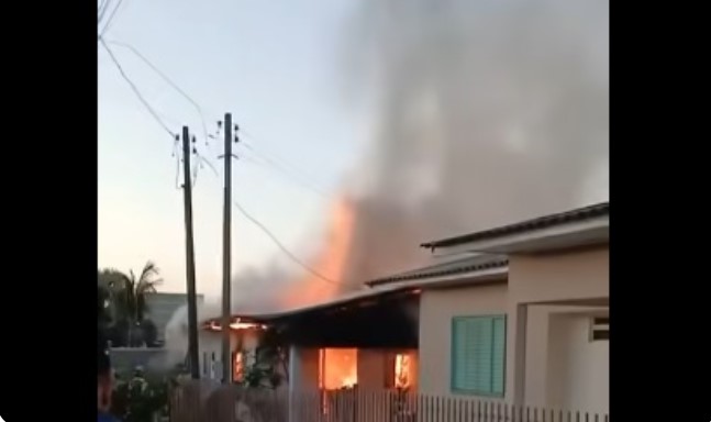 Casal de idosos perde tudo após casa pegar fogo