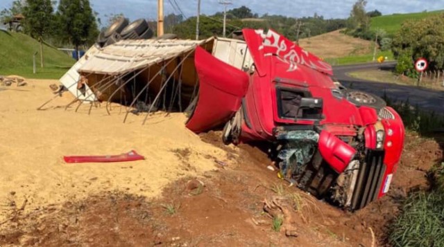 Motorista fica ferido após caminhão tombar na PR-566