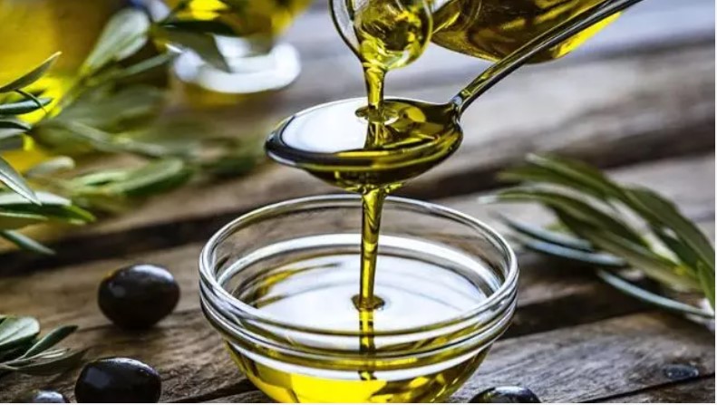 Veja como substituir o azeite de oliva de forma saudável e ainda economizar