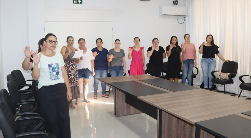 Servidores aprovados em concurso público tomam posse de seus cargos