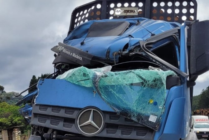 Cabine de caminhão fica destruída em acidente e motorista sai ileso