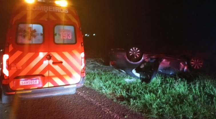 Carro capota após sair da pista na SC-283; motorista fica ferido