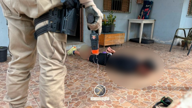 Homem é preso após descumprir medida protetiva e ordenar ataque de cão contra policiais