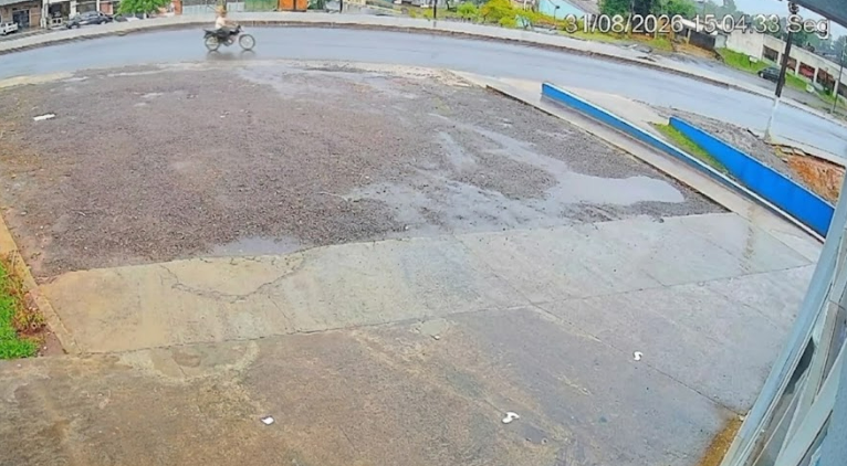 Ladrão age em poucos minutos e furta moto em plena luz do dia
