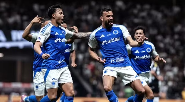 Dupla de Seleção marca, Cruzeiro vence Atlético-MG, dá fim a jejum e larga na frente por classificação no Copa do Brasil