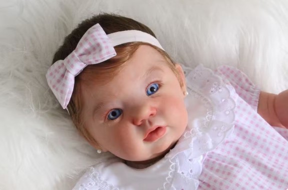 Mulher é demitida após pedir afastamento para cuidar do bebê de brinquedo