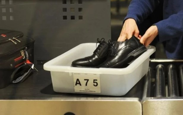 EUA suspendem ordem de tirar sapatos para inspeção de segurança em aeroportos