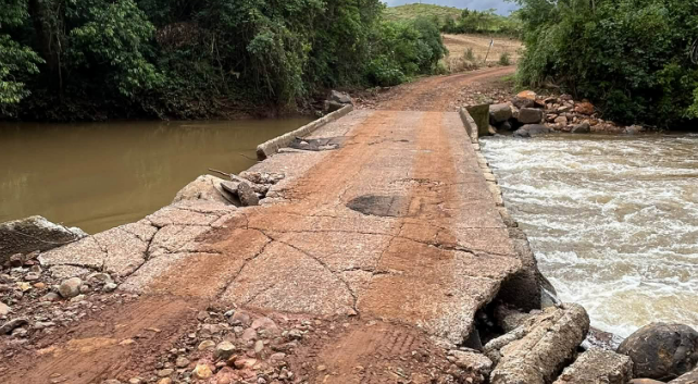 Ponte afogada da Linha Maria Preta é danificada pelas chuvas e exige atenção dos motoristas