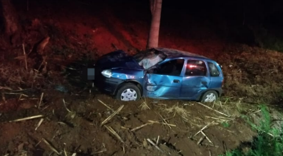 Motorista fica ferido após carro sair da pista e capotar às margens da BR-282