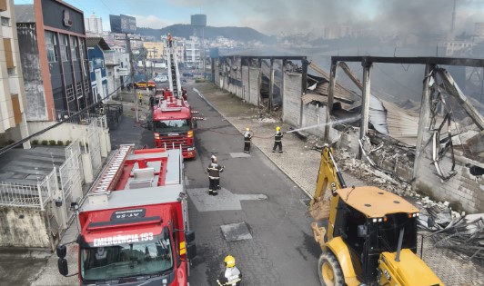 Cerca de 60 bombeiros e mais de 15 viaturas combatem incêndio de grandes proporções