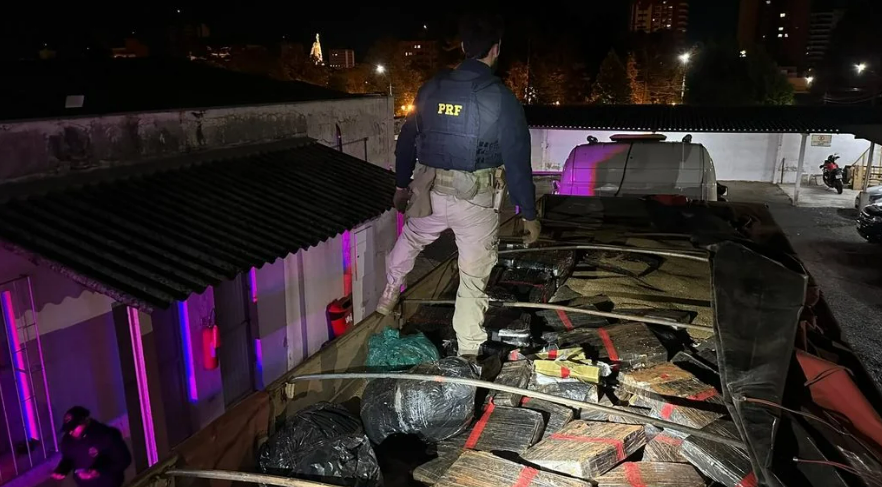 PRF apreende 1,2 tonelada de maconha em caminhão paraguaio