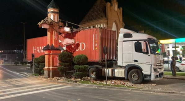 Carreta erra rota e destrói portal cartão-postal de cidade de SC