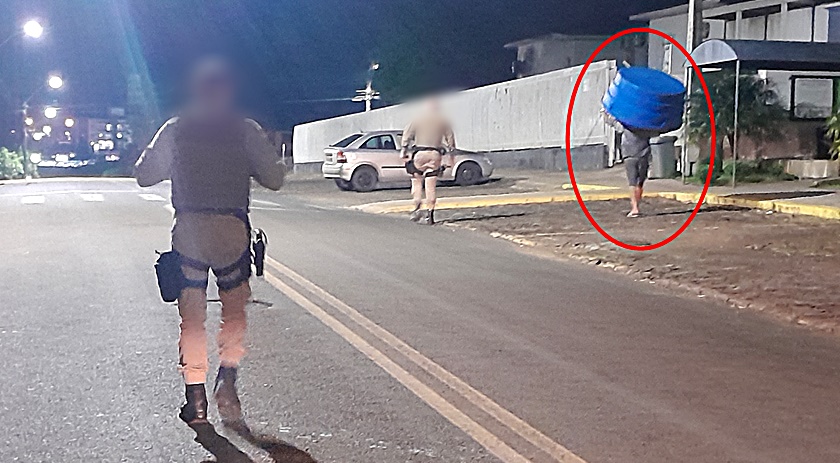 Policiais flagram homem com caixa de água próximo ao Hospital Municipal