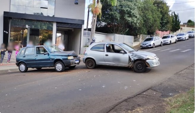 Colisão envolve dois carros no Bairro Cristo Rei