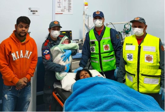 Bebê nasce em casa antes da chegada dos bombeiros