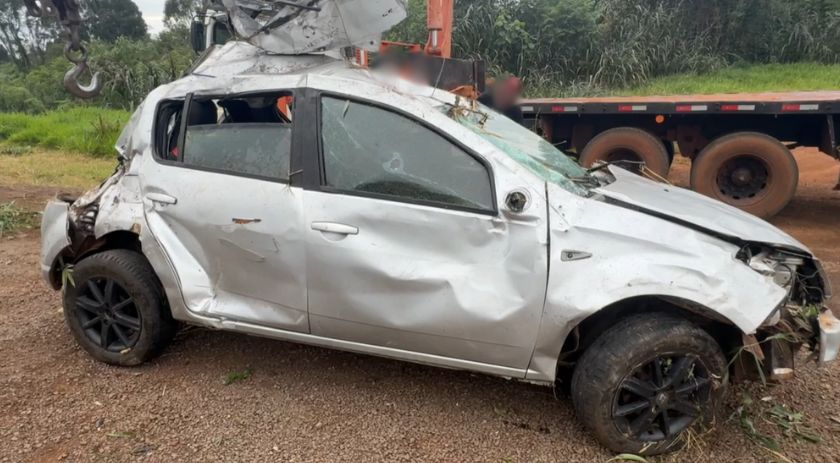 Jovem fica ferido após carro sair da pista e cair em ribanceira na BR-280