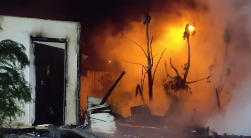Casa pega fogo e fica completamente destruída na Linha Mariflor