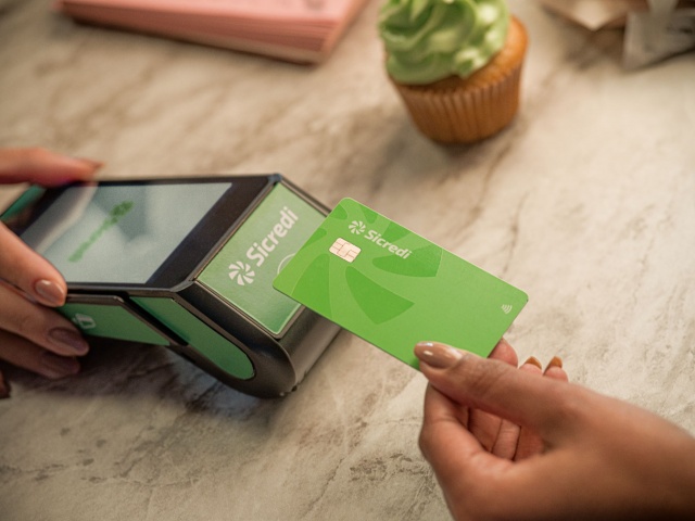 Vendas nas máquinas de cartões do Sicredi movimentam R$ 2,1 bilhões no Dia dos Pais