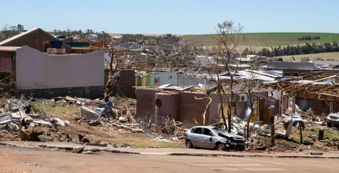 Paraná abre conta oficial para doações e anuncia construção emergencial de 320 casas