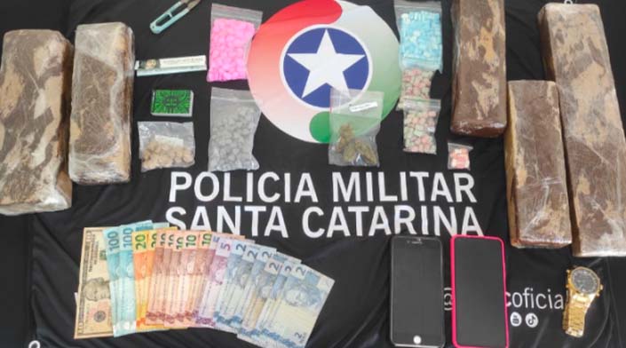 Homem é preso pela Polícia Militar por tráfico de drogas