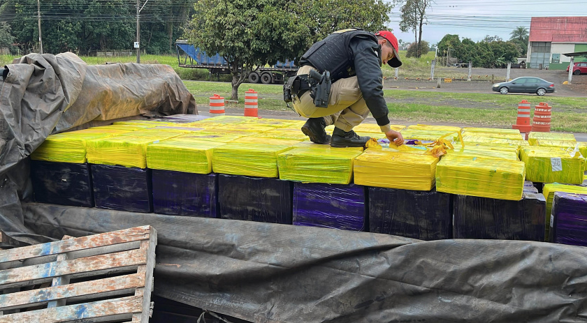 PMPR apreende 3 toneladas de maconha ao suspeitar de caminhão com placa suja de barro