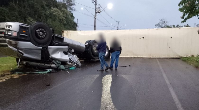 Caminhão tomba e interdita rua no Jardim Seminário