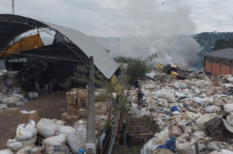 20 mil litros de água são utilizados para combater incêndio em vegetação e em materiais de reciclagem