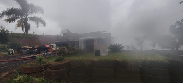 Casa fica parcialmente destruída por incêndio