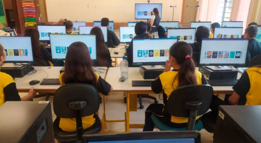 Estreia do Leia Paraná, expansão do inglês e consolidação de aplicativos marcam 2023 da educação