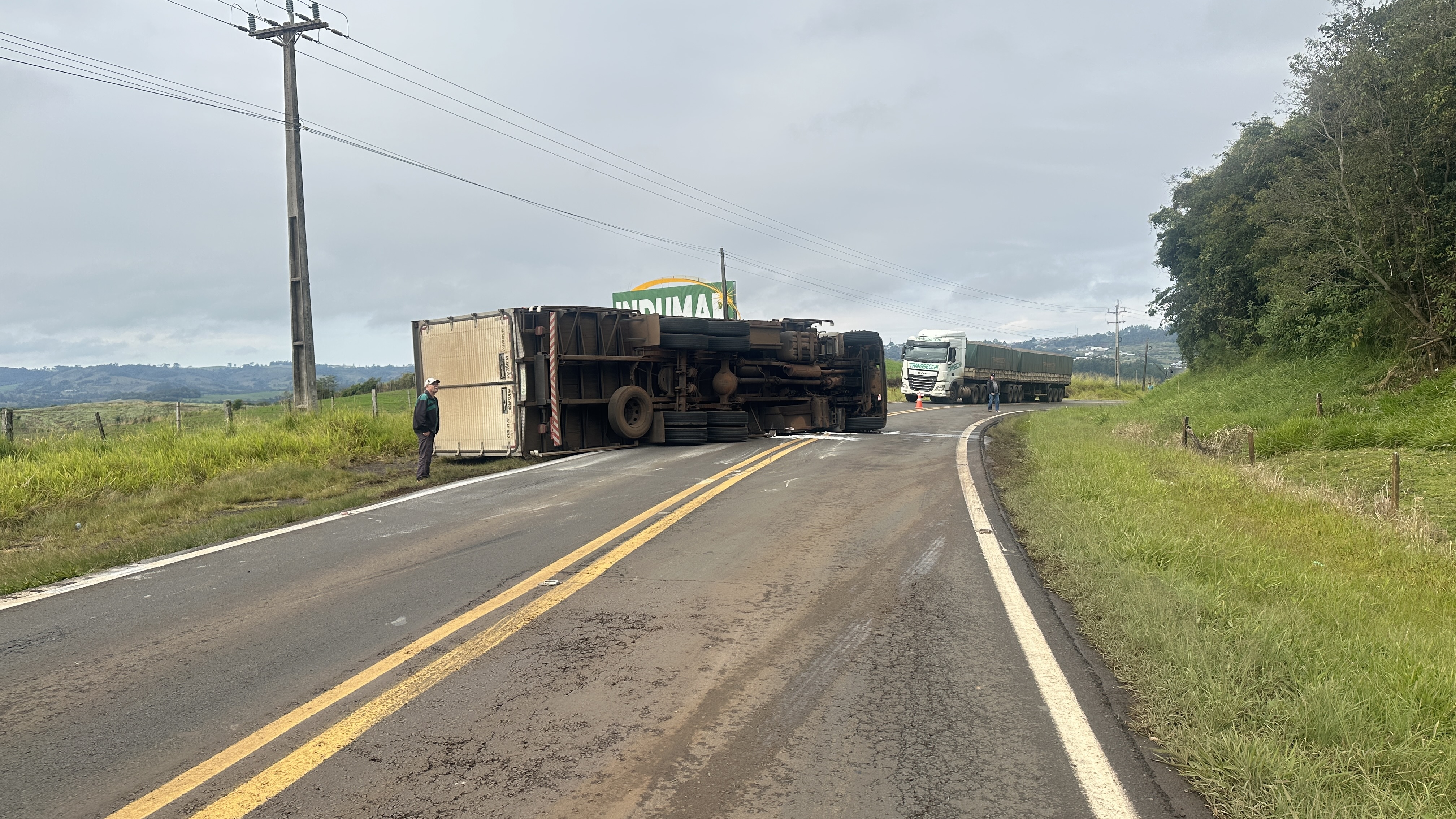 Caminhão carregado com doces, tomba na BR-163 e interdita os dois sentidos da rodovia