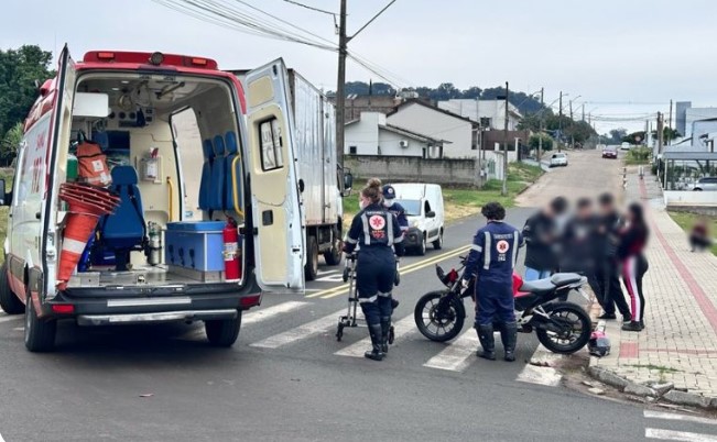 Condutora de moto fica ferida após colisão com caminhão