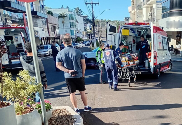 Jovem é encaminhado ao hospital após colisão entre carro e moto