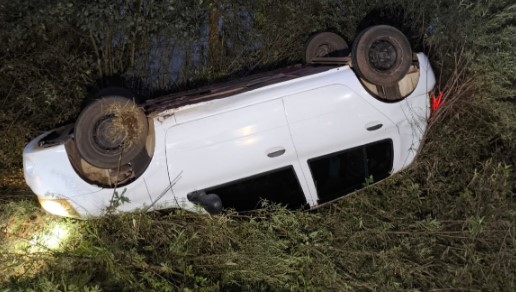 Bombeiros atendem capotamento de veículo em Passos Maia
