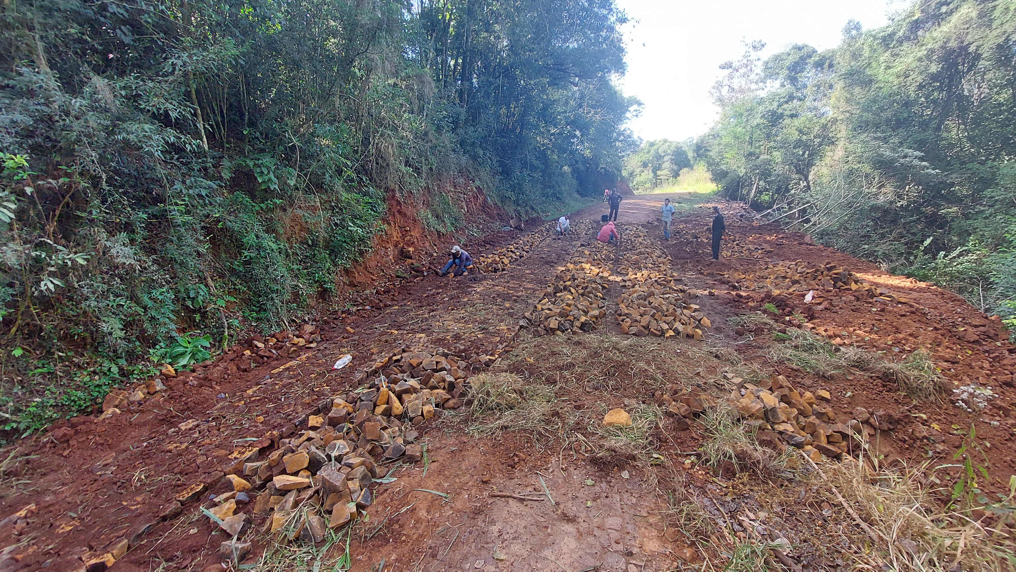 Obras de calçamento são retomadas na Linha Nova Riqueza