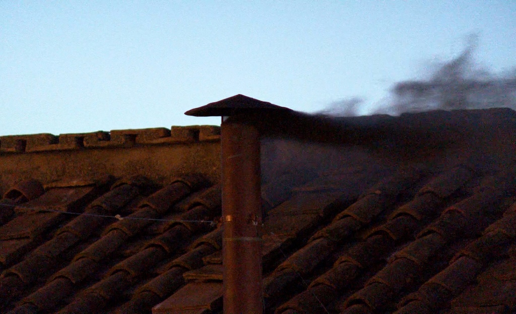 Sai primeira fumaça do conclave; saiba quando serão as próximas votações